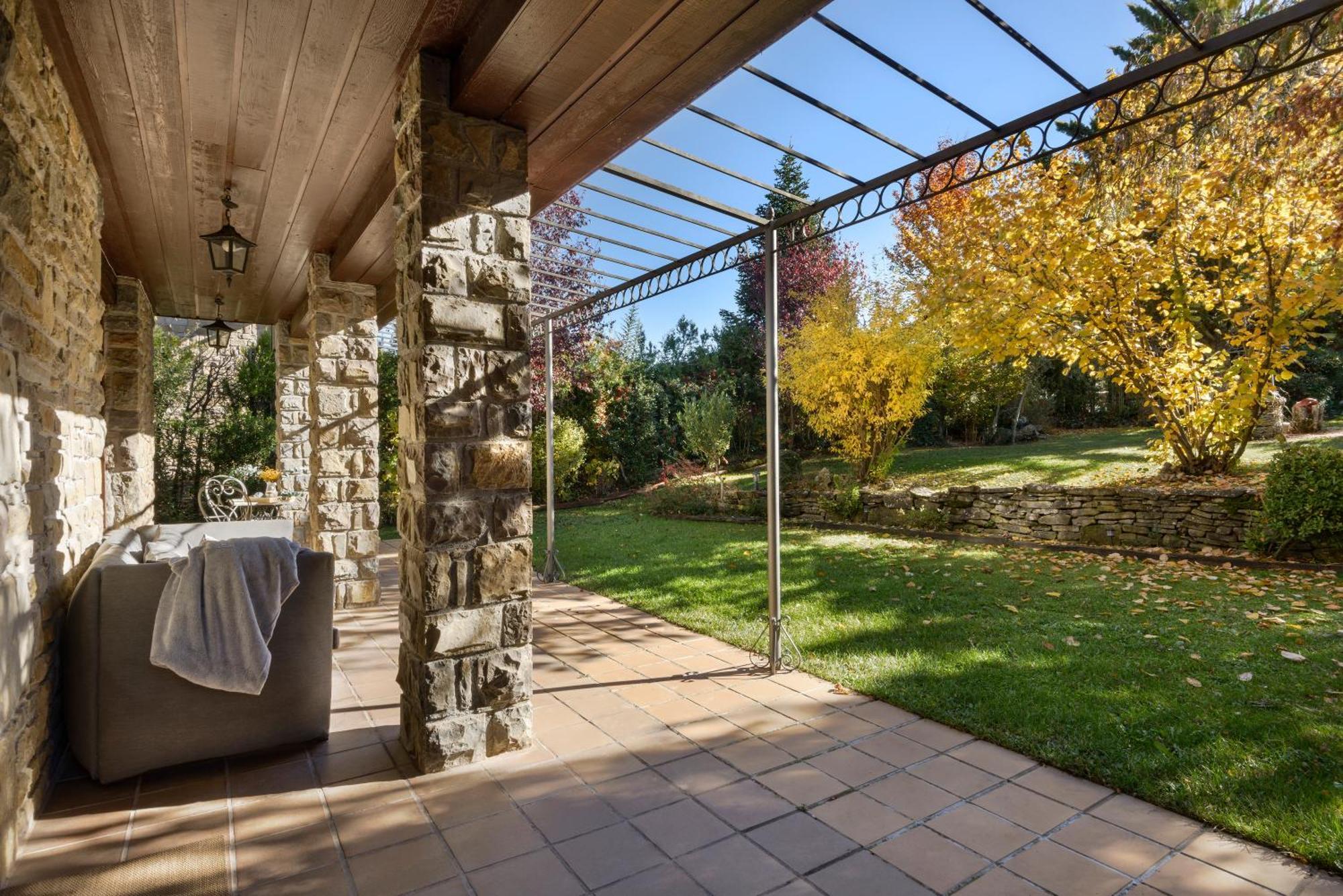 Lana Baros, Villa Jaca
